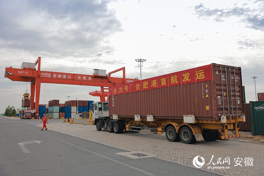 装有金年会叉车的集装箱即将吊装上船。人民网 王晓飞摄